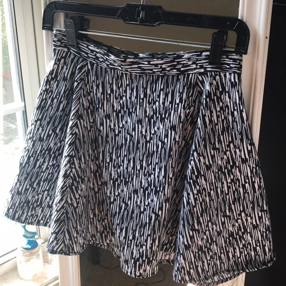 Black & white print skirt!